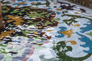 Agua sobre azulejos de colores de una fuente de Jumilla