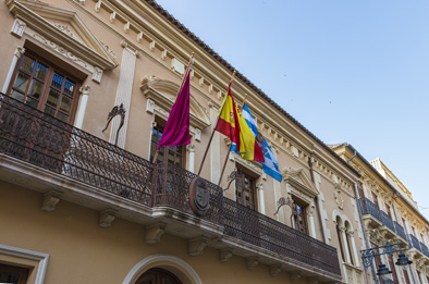 Fachada del edificio del Ayuntamiento en Jumilla con banderas al viento