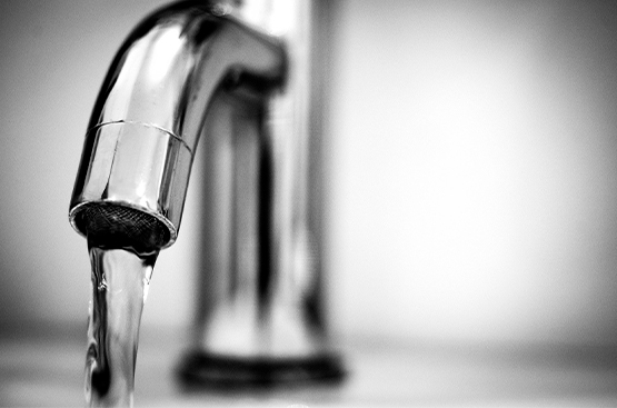 Primer plano de un grifo de agua